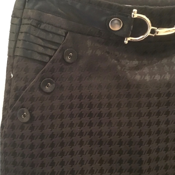Chic Black Pencil Skirt with Button Detail - Picture 2 of 4